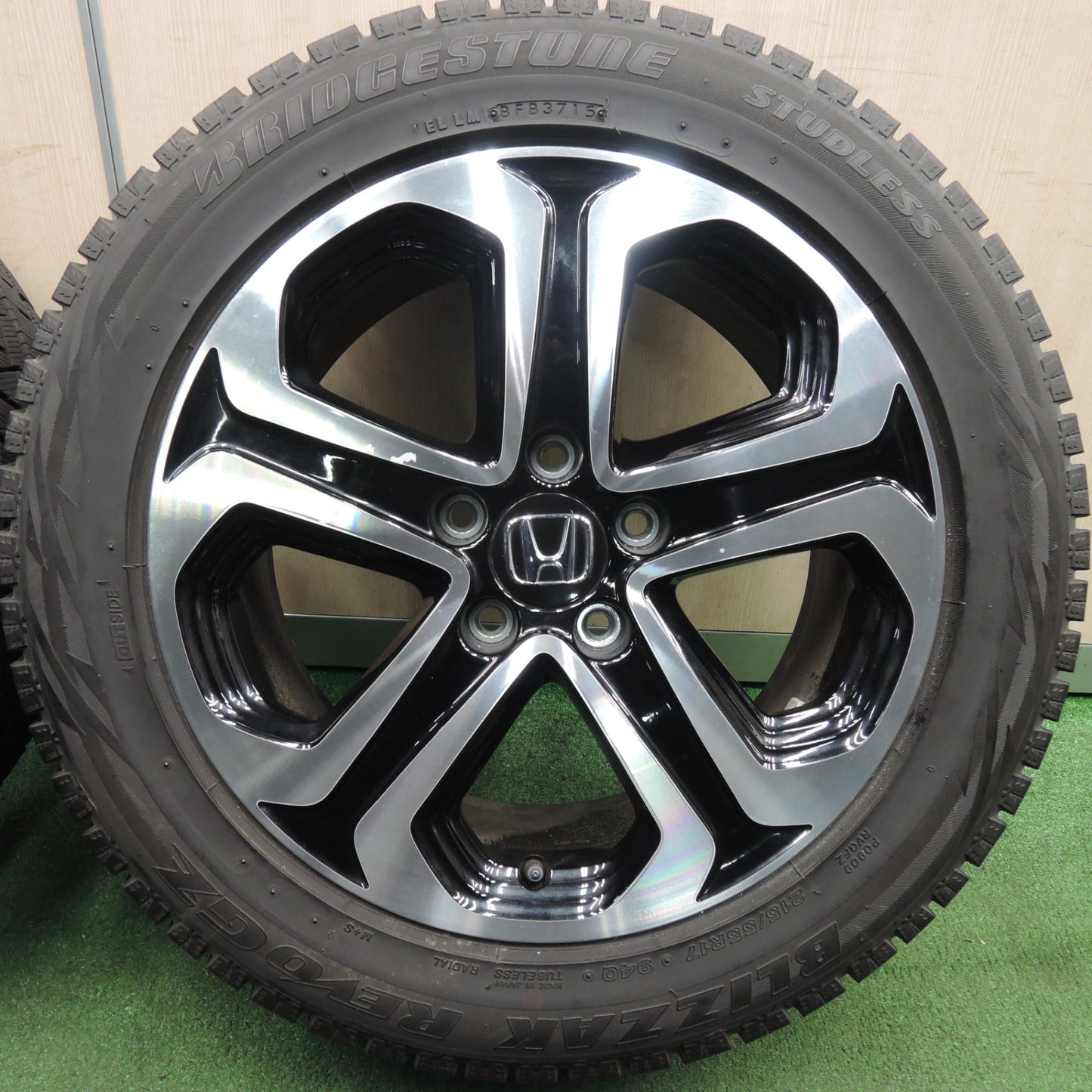 *送料無料* バリ溝！8.5分★ホンダ ヴェゼル 純正 215/55R17 スタッドレス ブリヂストン ブリザック REVO GZ PCD114.3/5H★4031901TNス