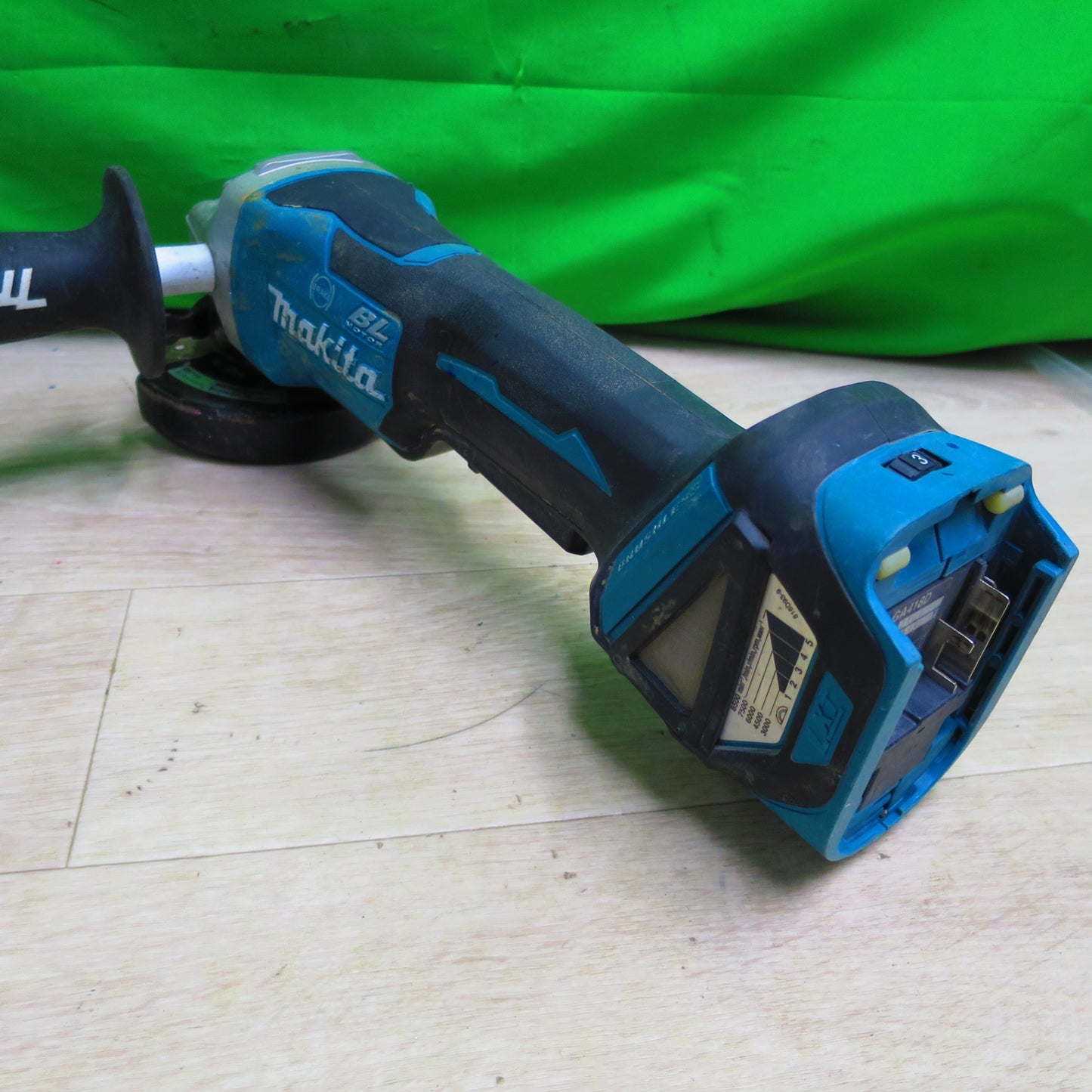 [送料無料] ☆makita マキタ 充電式ディスクグラインダー GA418D 18V DIY 電動 工具 大工 研磨 切断 研削 バリ取り☆