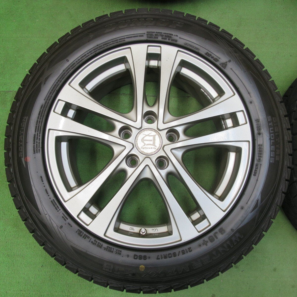 バリ溝！23年！ほぼ10分★スタッドレス 215/60R17 ダンロップ ウインターマックス SJ8 SJ8+ Aphrodite アフロディーテ 17インチ PCD114.3/5H★5012808イス