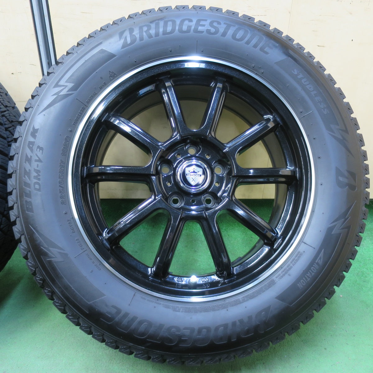 バリ溝！21年！キレイ！9分★スタッドレス 225/65R17 ブリヂストン ブリザック DM-V3 ESTROSA エステローザ 17インチ PCD114.3/5H★5100911イス