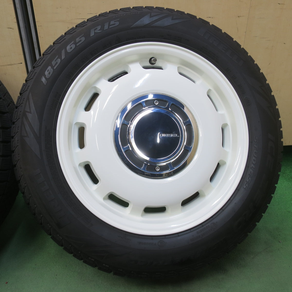 キレイ！22年★シエンタ 等 185/65R15 スタッドレス ピレリ アイスゼロ アシンメトリコ X BLOOD DIESEL クロス ブラッド ディーゼル 15インチ PCD100/5H★6042902イス