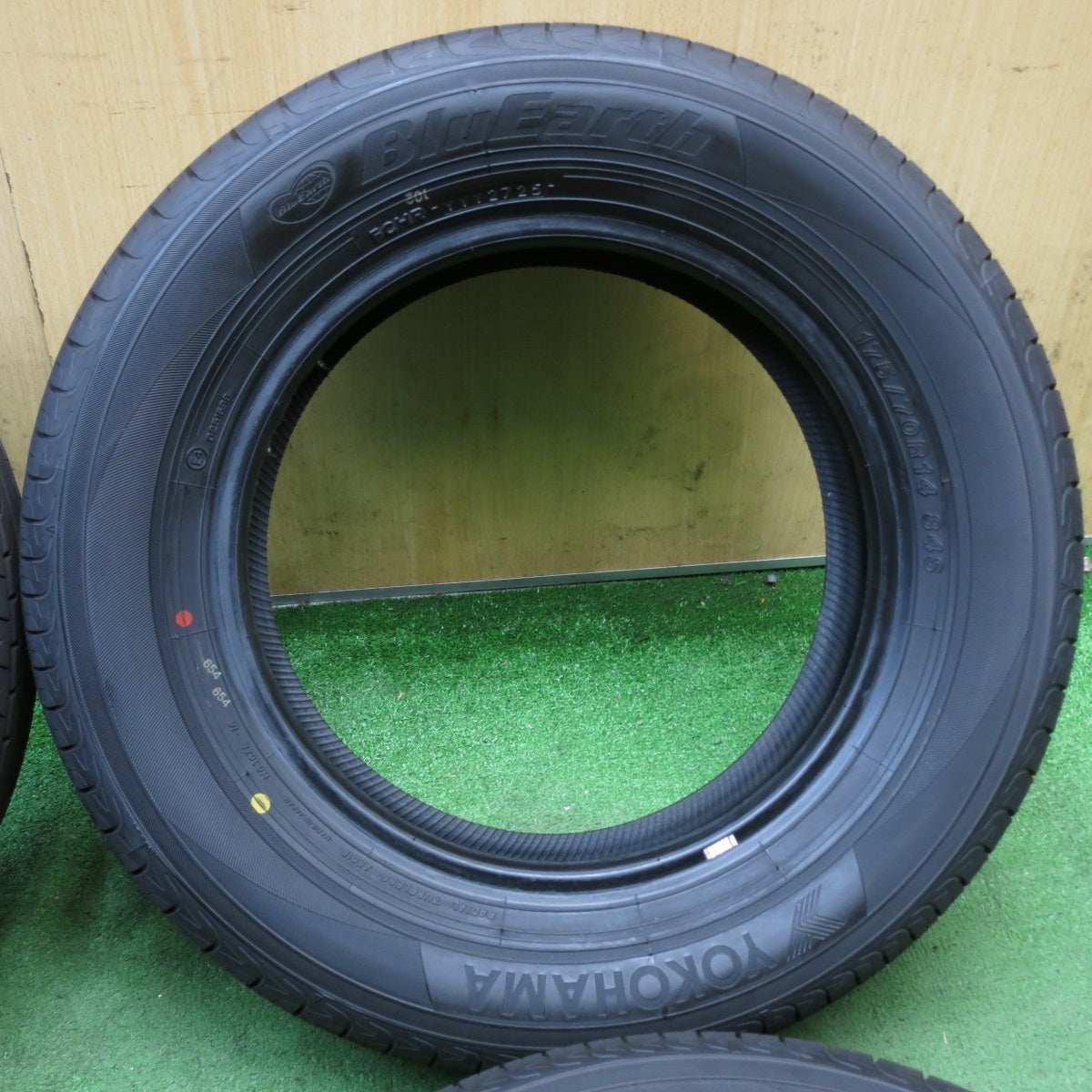 バリ溝！25年！ほぼ10分◎175/70R14 ヨコハマ ブルーアース AE01F タイヤ 14インチ ヤリス アクア ヴィッツ シエンタ 等◎6092110KKノタ