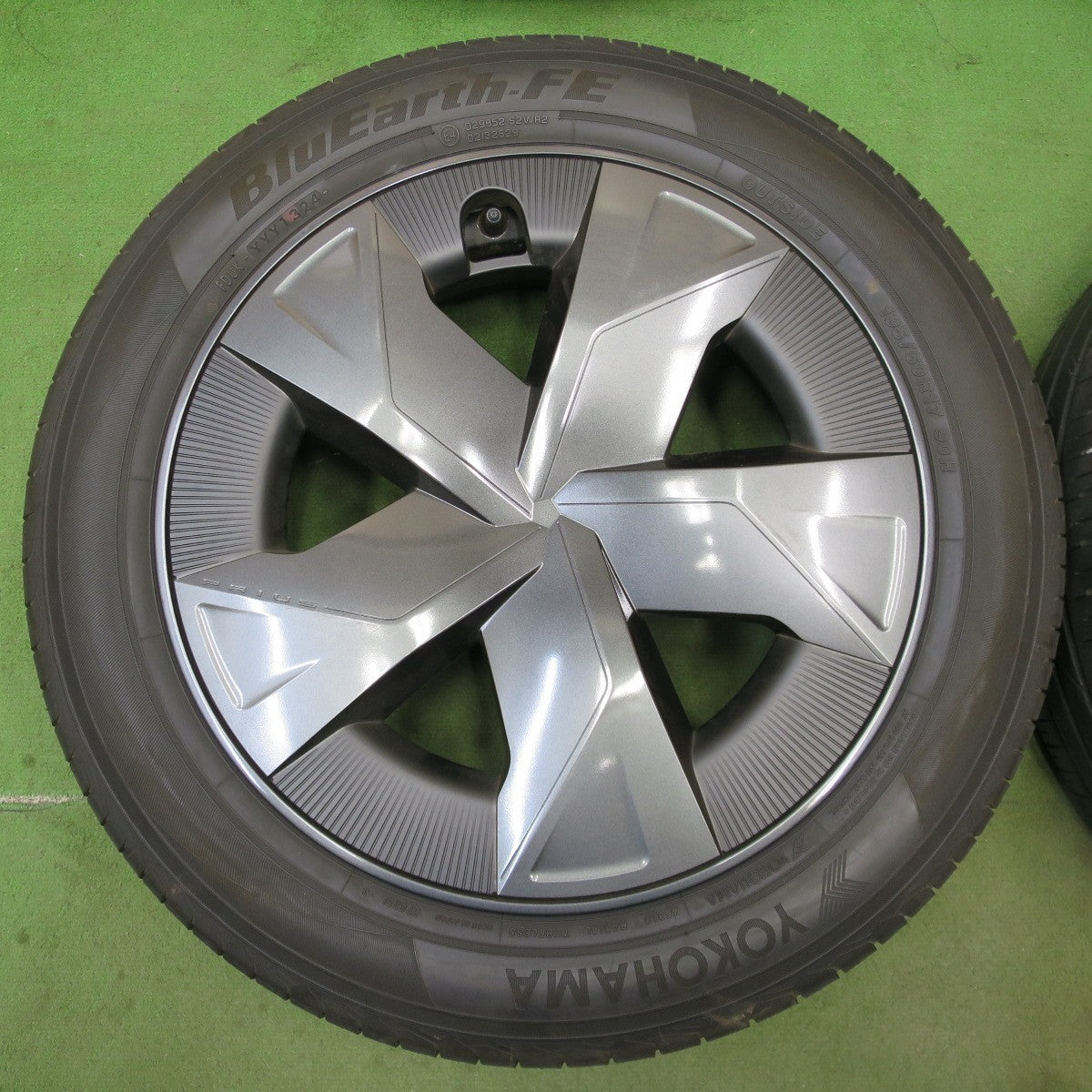 バリ溝！24年！キレイ！9分◎トヨタ 60系 プリウス Uグレード 純正 195/60R17 ヨコハマ BluEarth-FE AE30D ブルーアース 17インチ PCD114.3/5H◎6082104NGノ