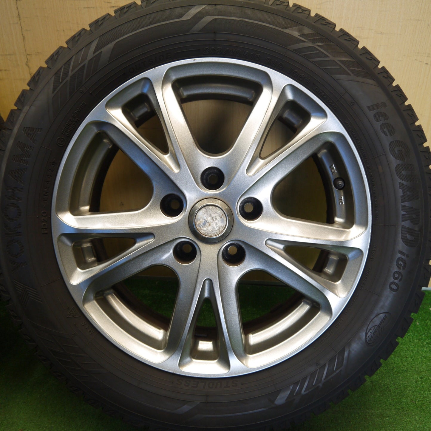 バリ溝！23年！キレイ！9.5分★スタッドレス 205/60R16 ヨコハマ アイスガード iG60 CALUM カルム 16インチ PCD114.3/5H★6042104Hス