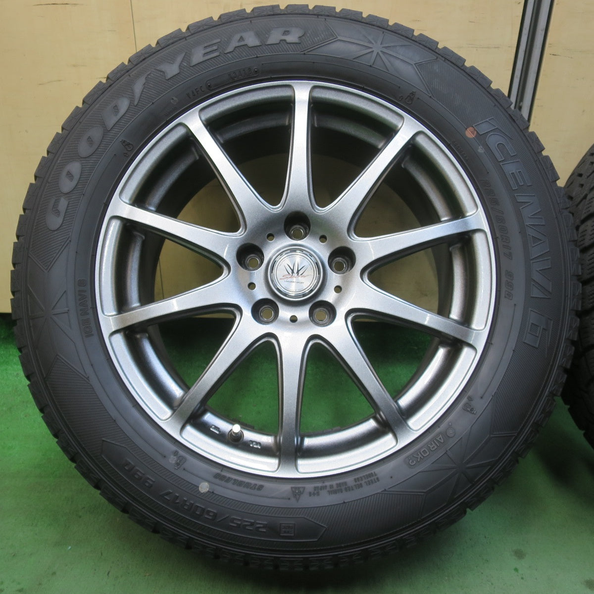 バリ溝！キレイ！8.5分★LOXARNY SPORT 225/60R17 スタッドレス グッドイヤー アイスナビ6 ロクサーニ スポーツ 17インチ PCD114.3/5H★6012001イス