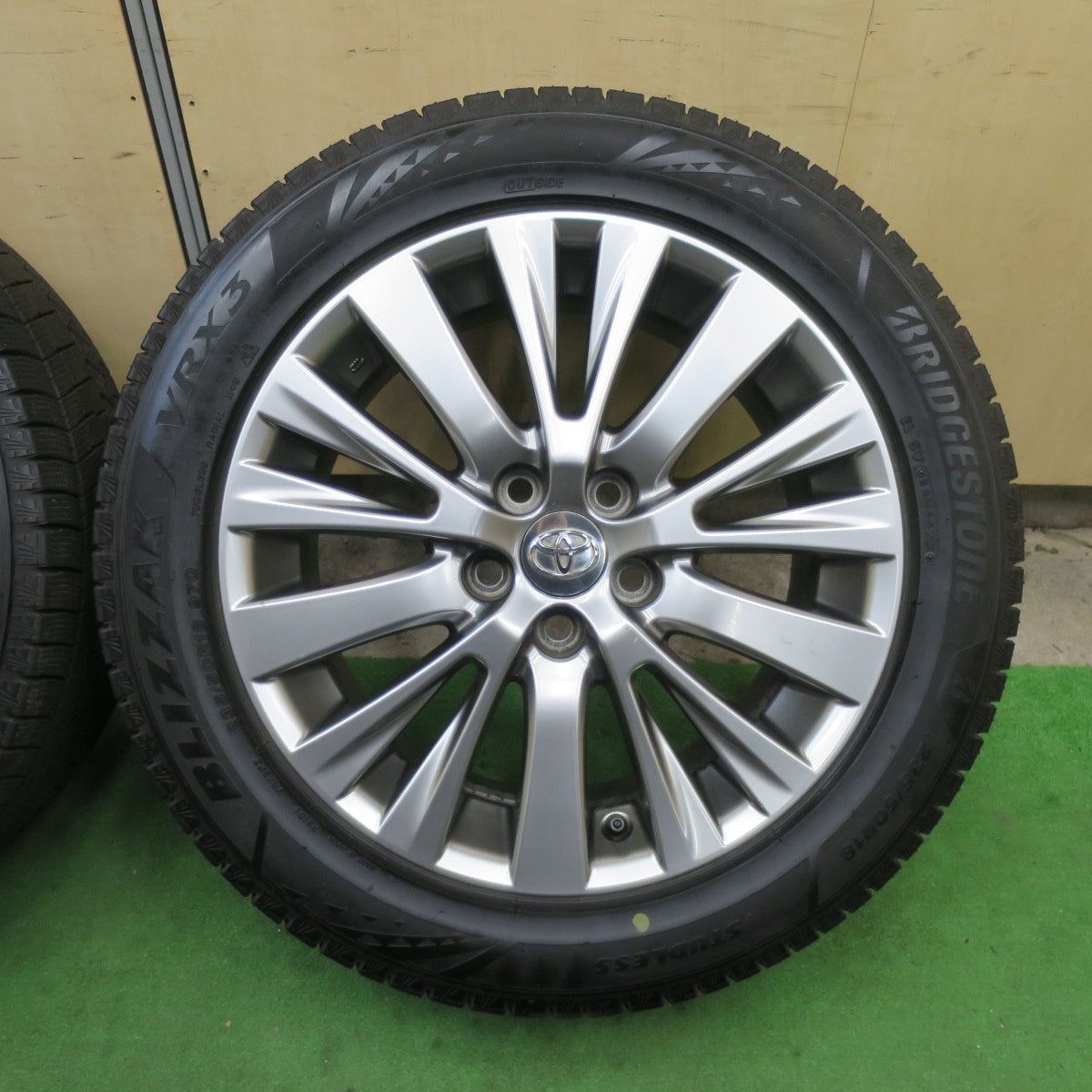 バリ溝！22年！9分★トヨタ 20系 アルファード ヴェルファイア 純正 235/50R18 スタッドレス ブリヂストン ブリザック VRX3 18インチ PCD114.3/5H★5112206TTス