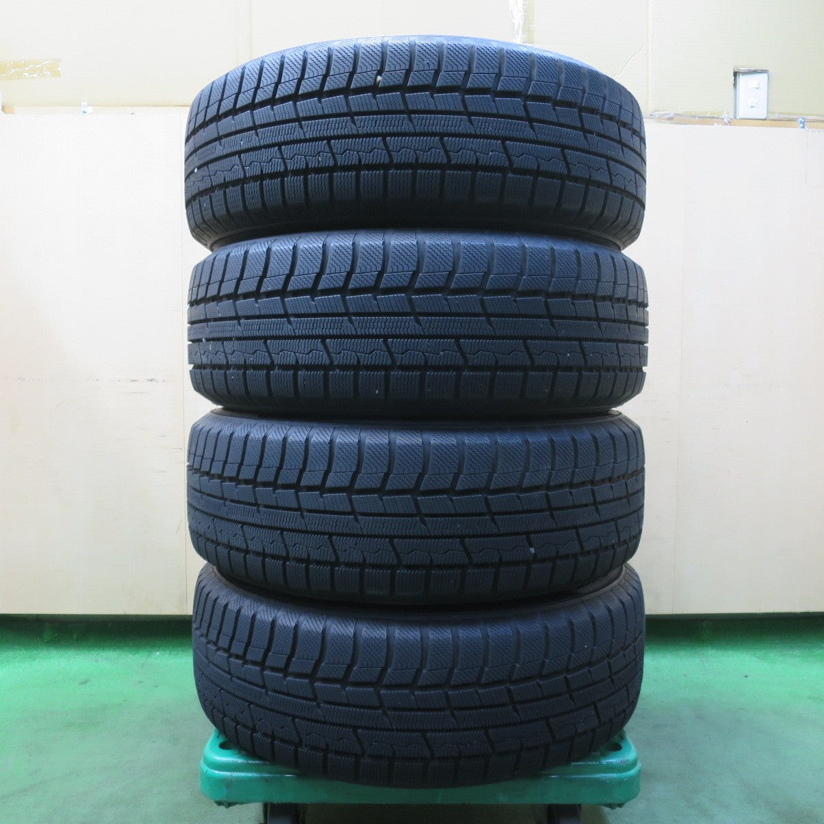 バリ溝！キレイ！9.5分以上★スタッドレス 215/60R17 トーヨー ウインター トランパス TX VELVA SPORTZ ヴェルヴァ 17インチ PCD114.3/5H★5121301イス