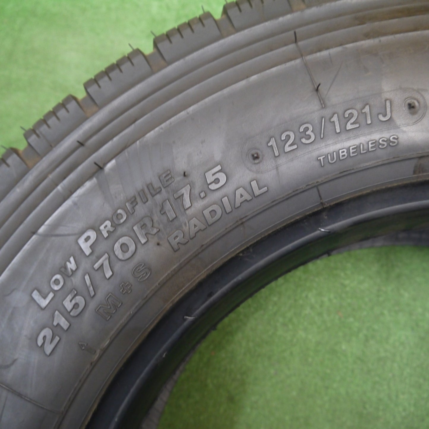 ほぼ未使用！新車外し！1本★トラック タイヤ 215/70R17.5 123/121J ブリヂストン M800 ミックス オールシーズン 17.5インチ★6070804KKスタ