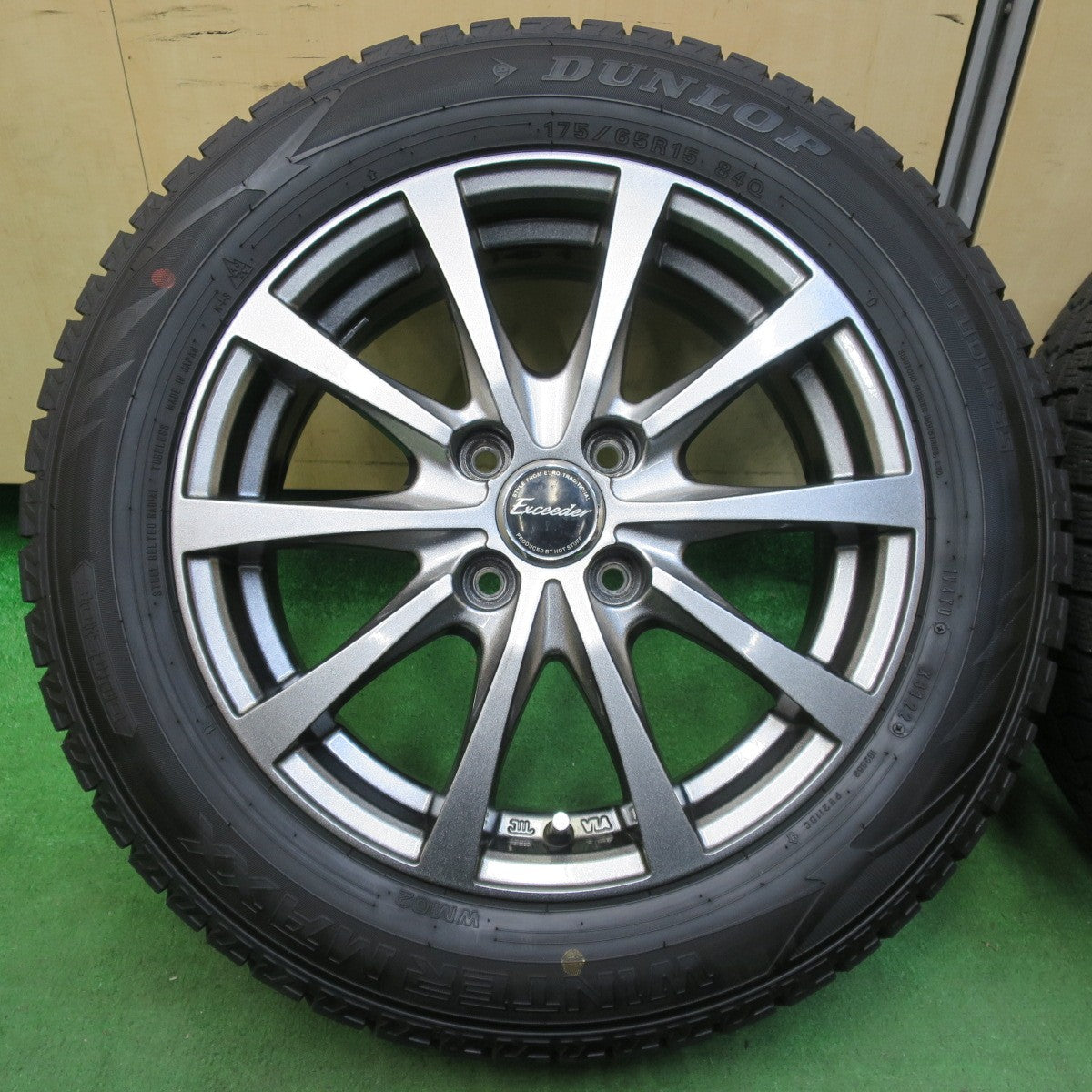 [送料無料] バリ溝！22年！9分★スタッドレス 175/65R15 ダンロップ ウインターマックス WM02 Exceeder エクシーダー 15インチ PCD100/4H★4111310イス