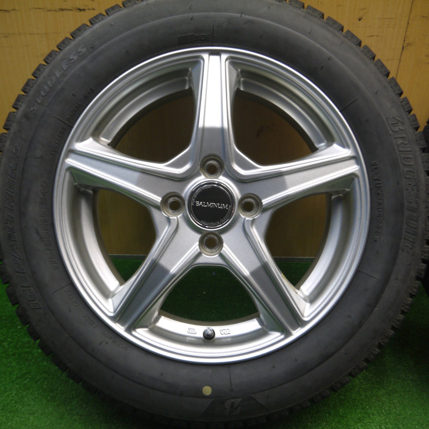 [送料無料] バリ溝！キレイ！9.5分★スタッドレス 175/65R15 ブリヂストン アイスパートナー2 BALMINUM バルミナ 15インチ PCD100/4H★4122001Hス