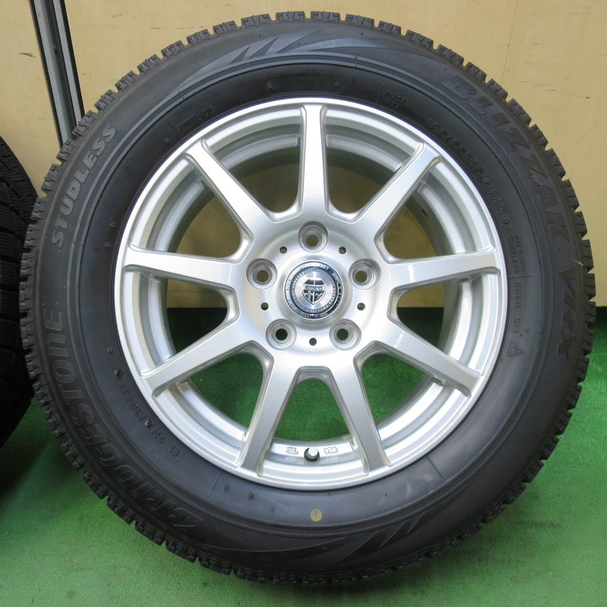 バリ溝！キレイ！ほぼ10分★スタッドレス 195/65R15 ブリヂストン ブリザック VRX VOLGA ヴォルガ 15インチ PCD114.3/5H★5062902イス