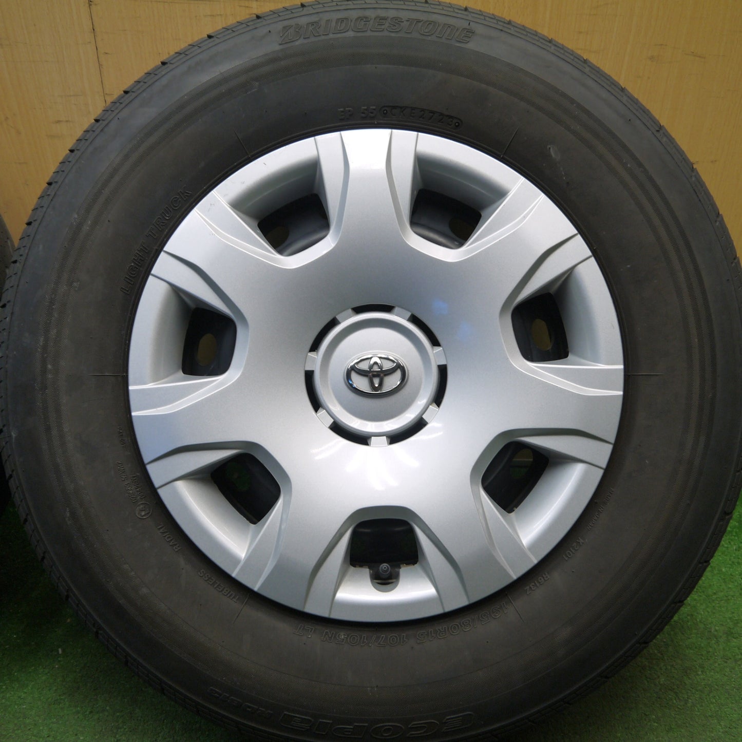 4本価格！23年★トヨタ 200系 ハイエース 純正 スチール 195/80R15 107/105N ブリヂストン エコピア RD613 15インチ PCD139.7/6H★6031802Hノ