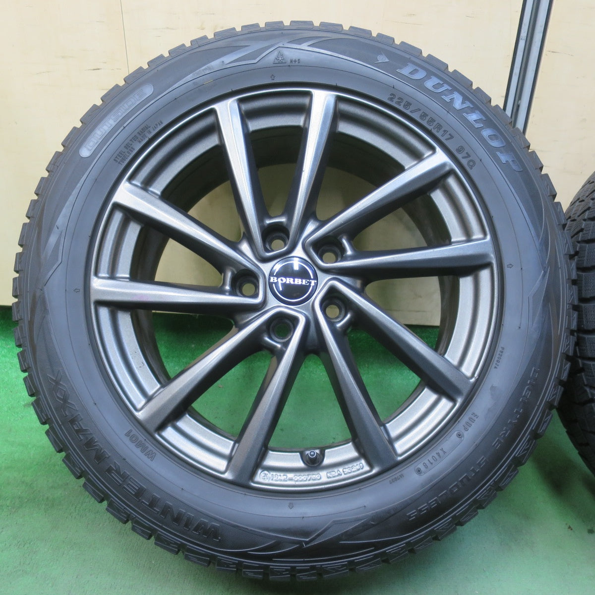 バリ溝！キレイ！9.5分★MINI BMW 等 BORBET typeV 225/55R17 スタッドレス ダンロップ ウインターマックス WM01 17インチ ボルベット PCD112/5H★5111402イス