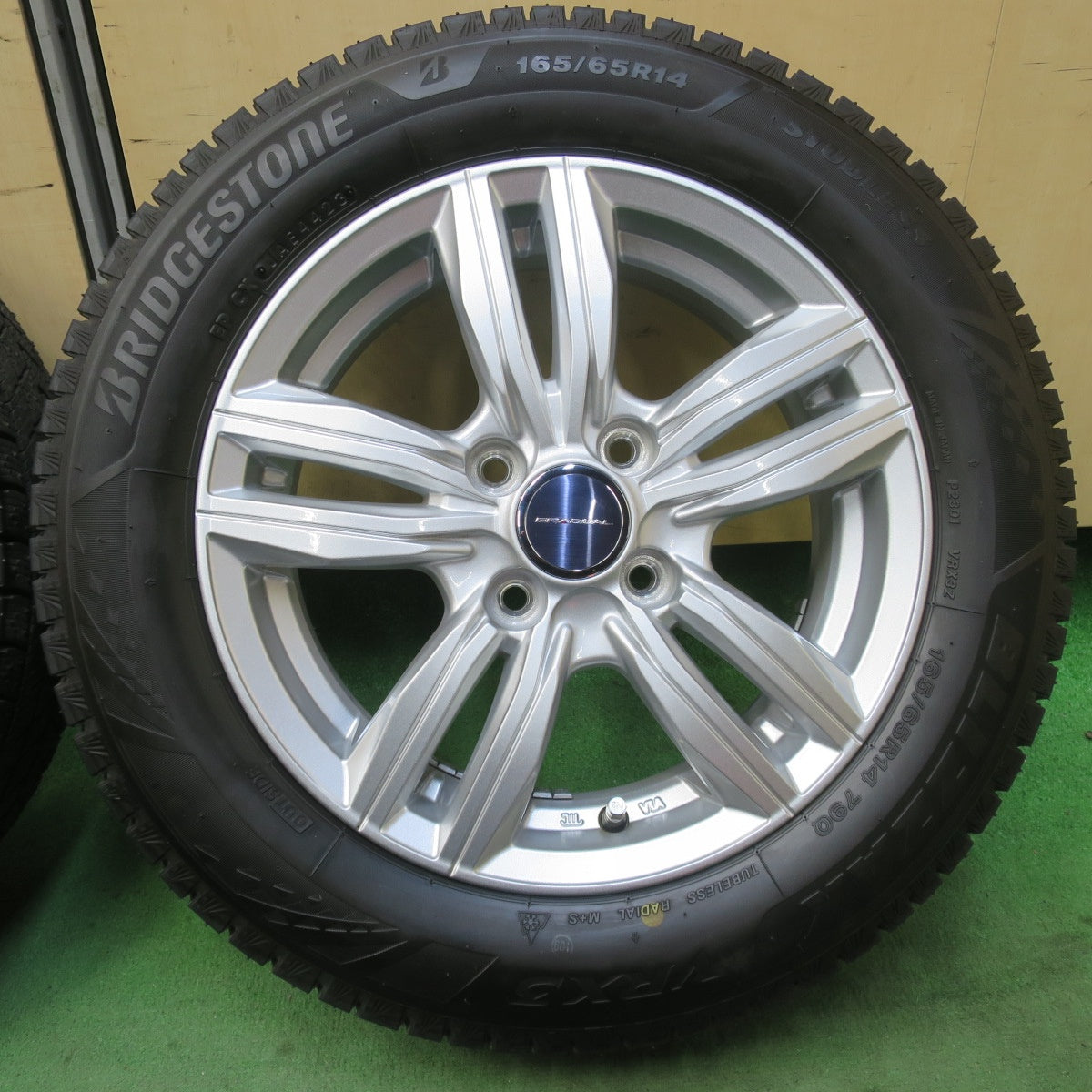 超バリ溝！23年！キレイ！ほぼ10分★スタッドレス 165/65R14 ブリヂストン ブリザック VRX3 GRADUAL DS25W グラデュアル 14インチ PCD100/4H★5122011イス