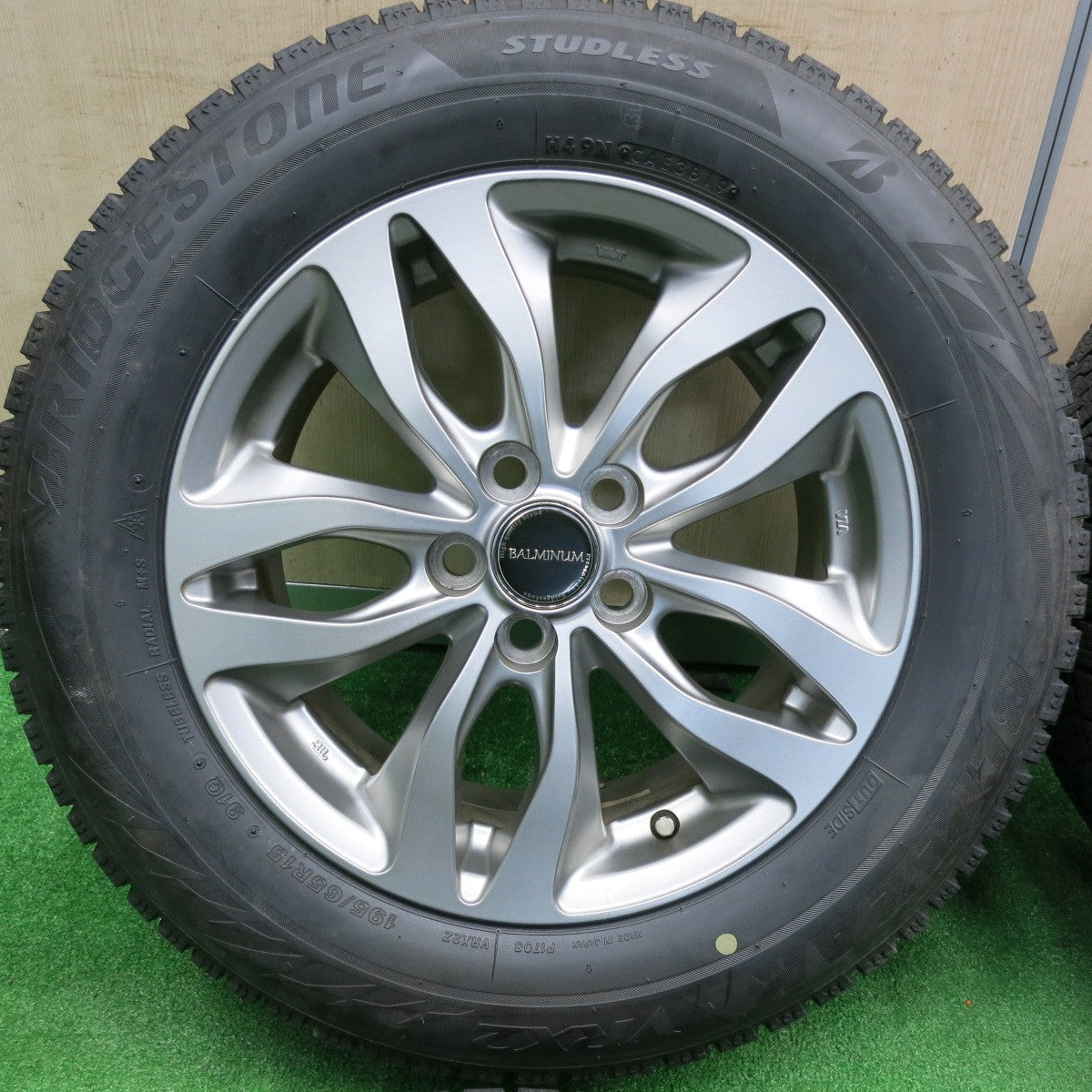 [送料無料] バリ溝！キレイ！9分★プリウス等 195/65R15 スタッドレス ブリヂストン ブリザック VRX2 BALMINUM バルミナ 15インチ PCD100/5H★4120608TNス