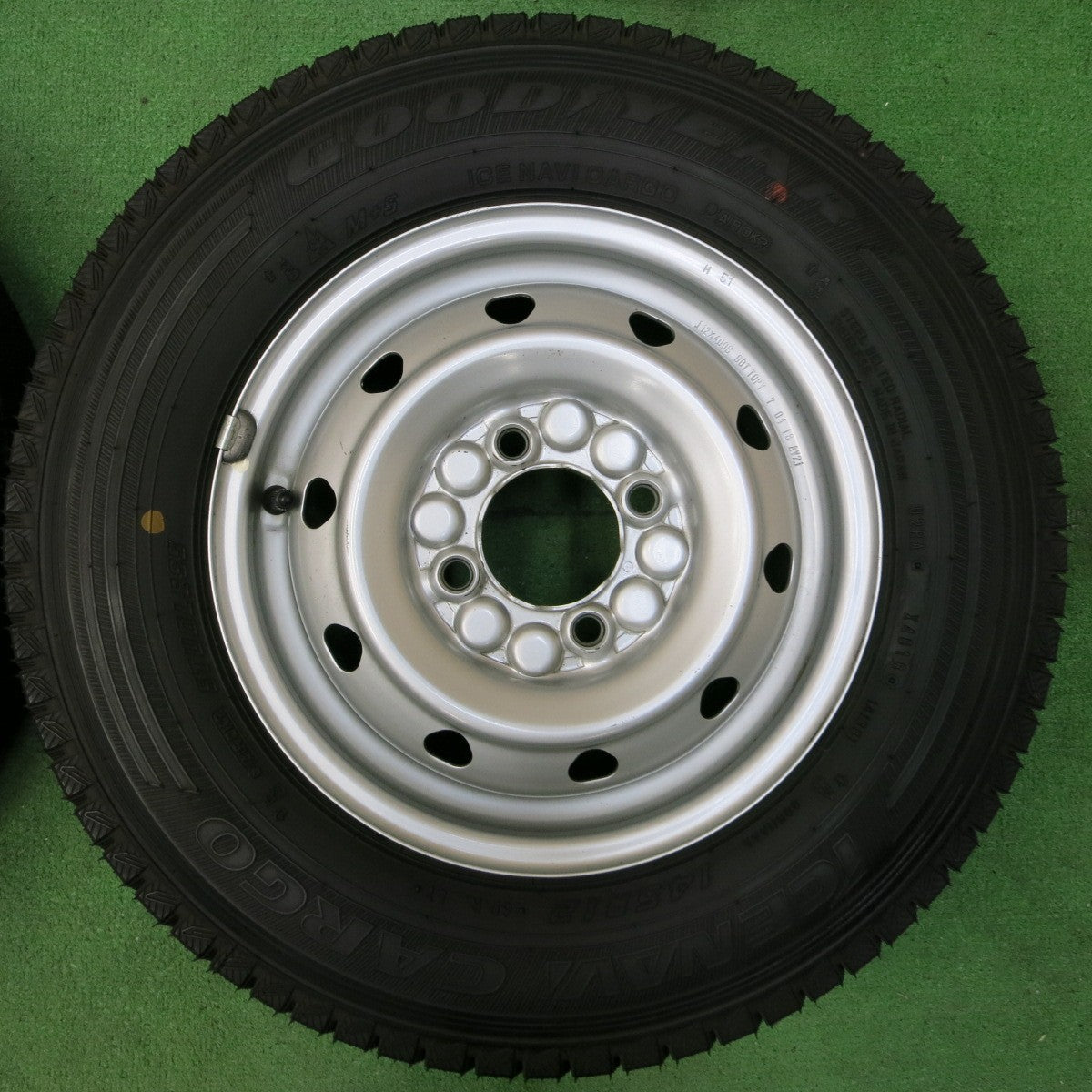 *送料無料* 超バリ溝！キレイ！ほぼ10分★スタッドレス 145R12 6PR グッドイヤー アイスナビ CARGO スチール ホイール 12インチ PCD100/4H★4053108イス