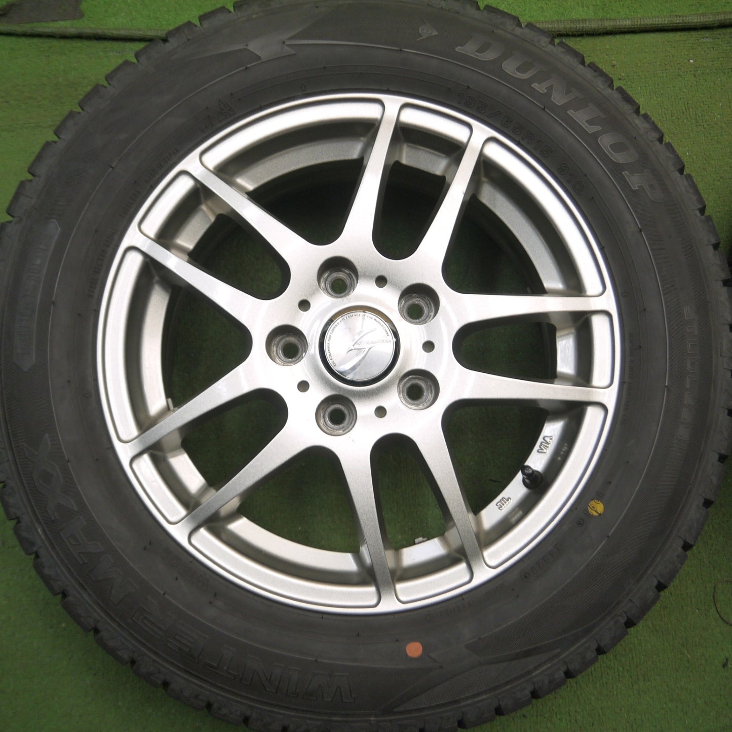 *送料無料* バリ溝！20年！9.5分★スタッドレス 195/65R15 ダンロップ ウインターマックス WM02 STRANGER ストレンジャー 15インチ PCD114.3/5H★4040814Hス
