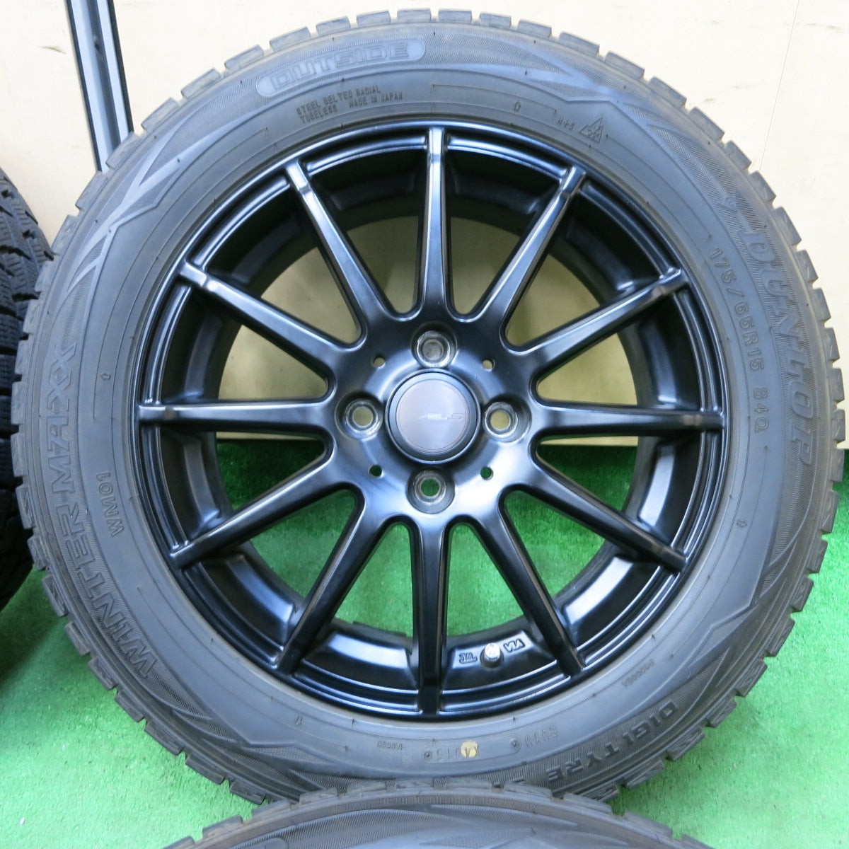 *送料無料* バリ溝！キレイ！9分★スタッドレス 175/65R15 ダンロップ ウインターマックス WM01 AXEL S アクセルS 15インチ PCD100/4H★4091304SYス