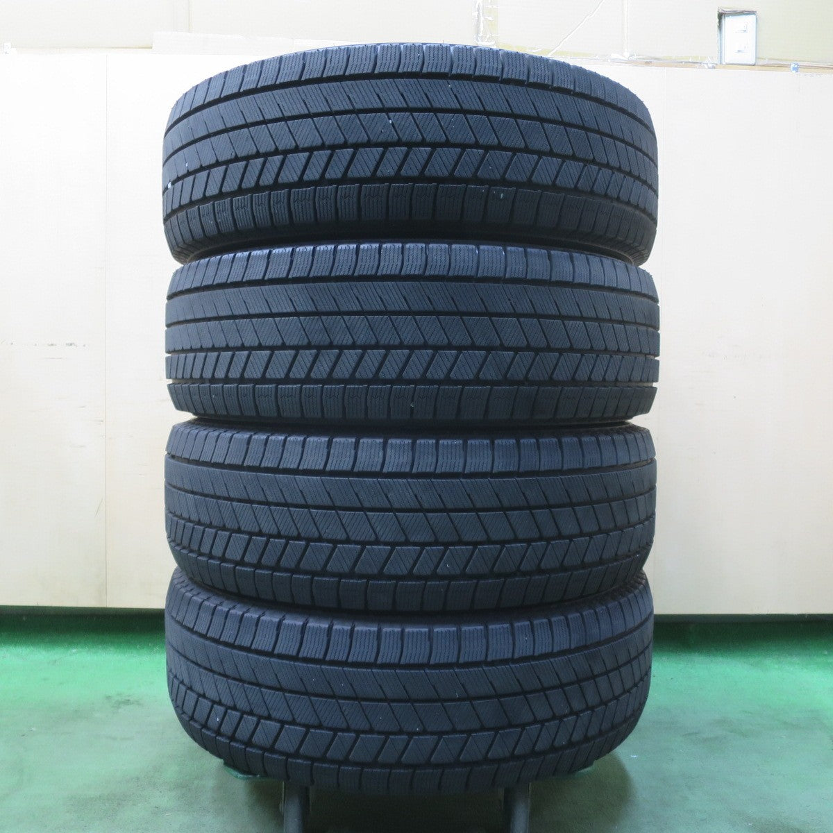 バリ溝！22年！9.5分★スタッドレス 225/65R17 ブリヂストン ブリザック VRX3 タイヤ 17インチ RAV4 ハリアー CX-5 CX-8 エクストレイル 等★6011503イスタ