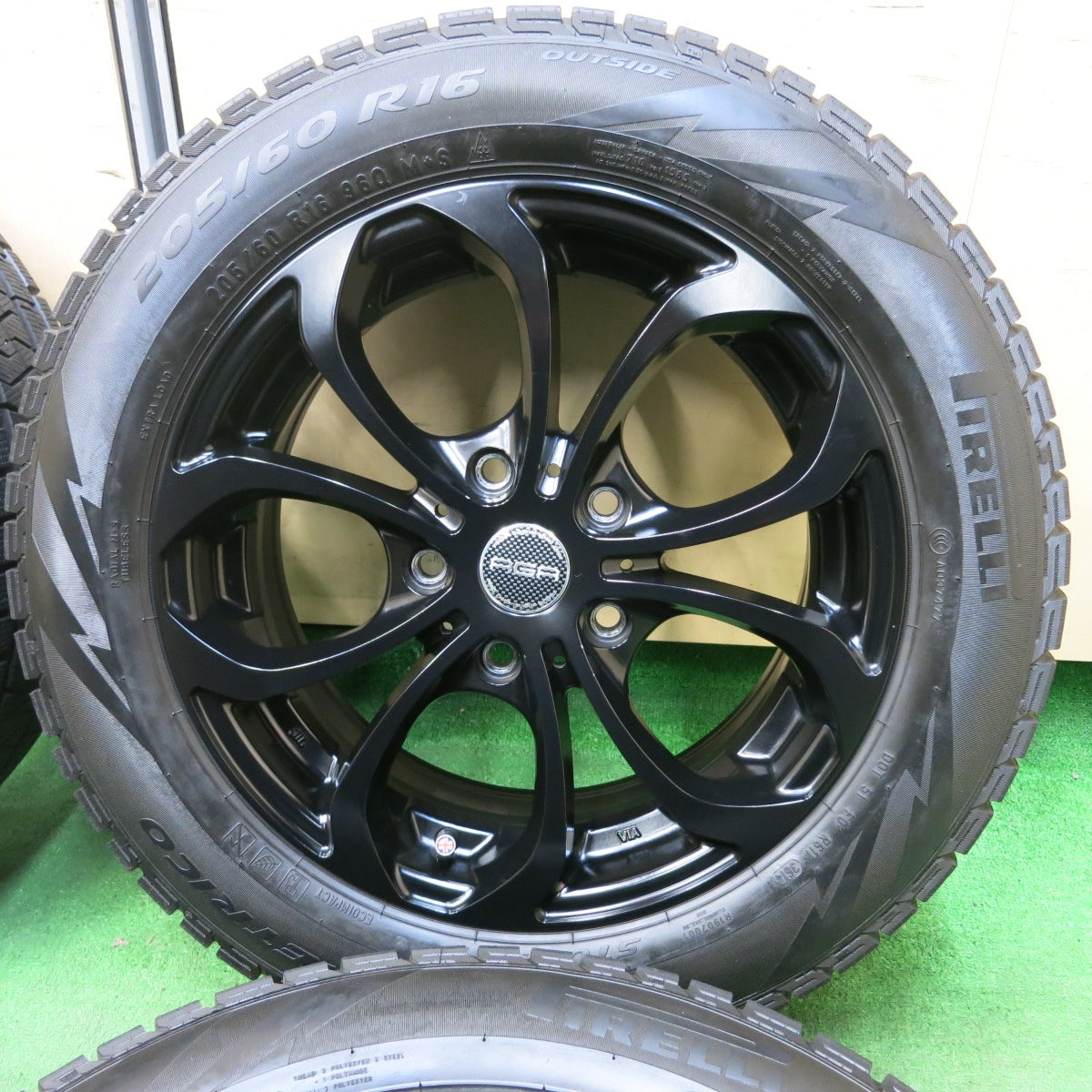 [送料無料] バリ溝！キレイ！9.5分★MINI ミニ 等 AGA Movius モビウス 205/60R16 スタッドレス ピレリ アイスアシンメトリコ 16インチ PCD120/5H★4111902SYス
