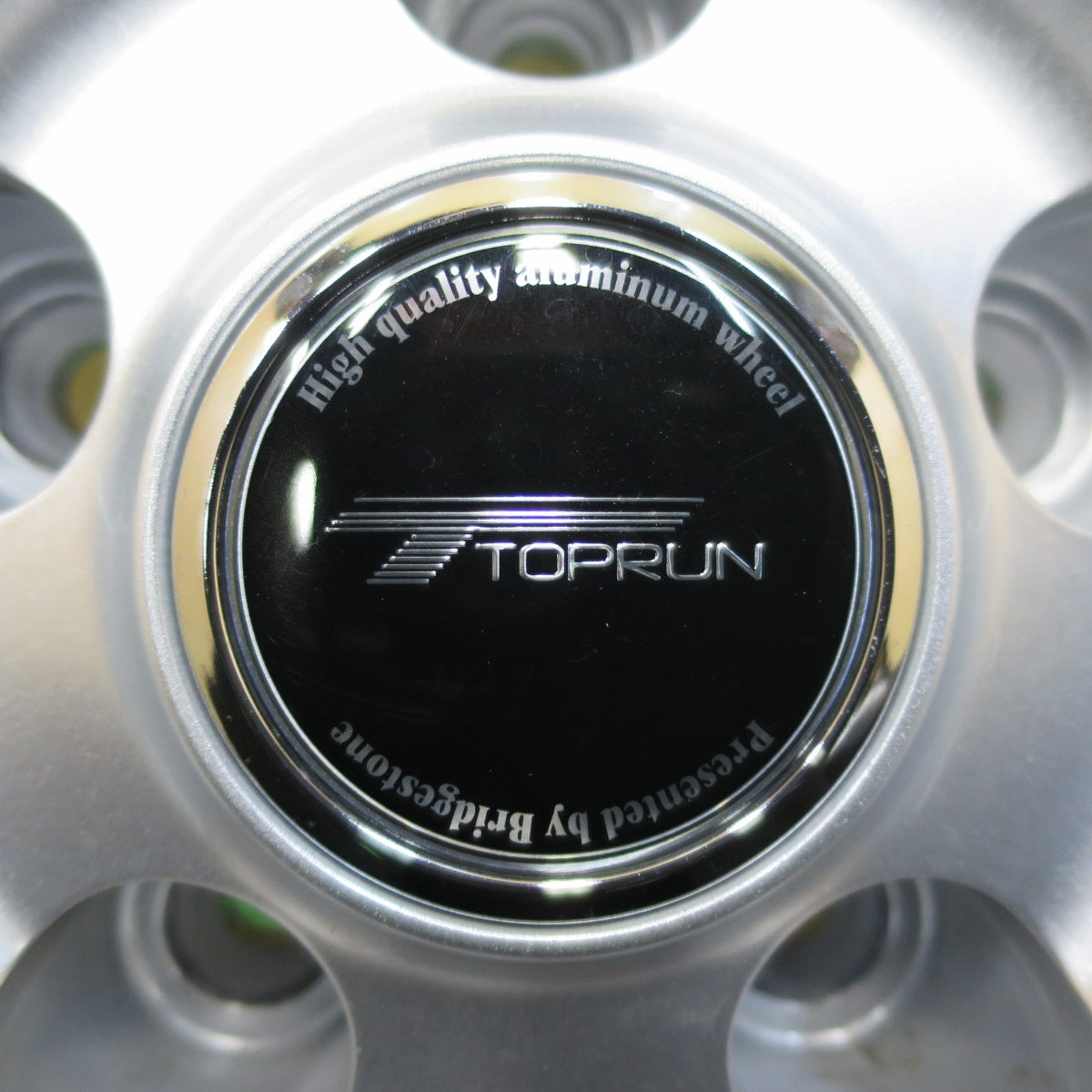 [送料無料] バリ溝！22年！キレイ！ほぼ10分★スタッドレス 225/60R18 ブリヂストン ブリザック DM-V3 TOPRUN トップラン 18インチ PCD114.3/5H★4112908イス