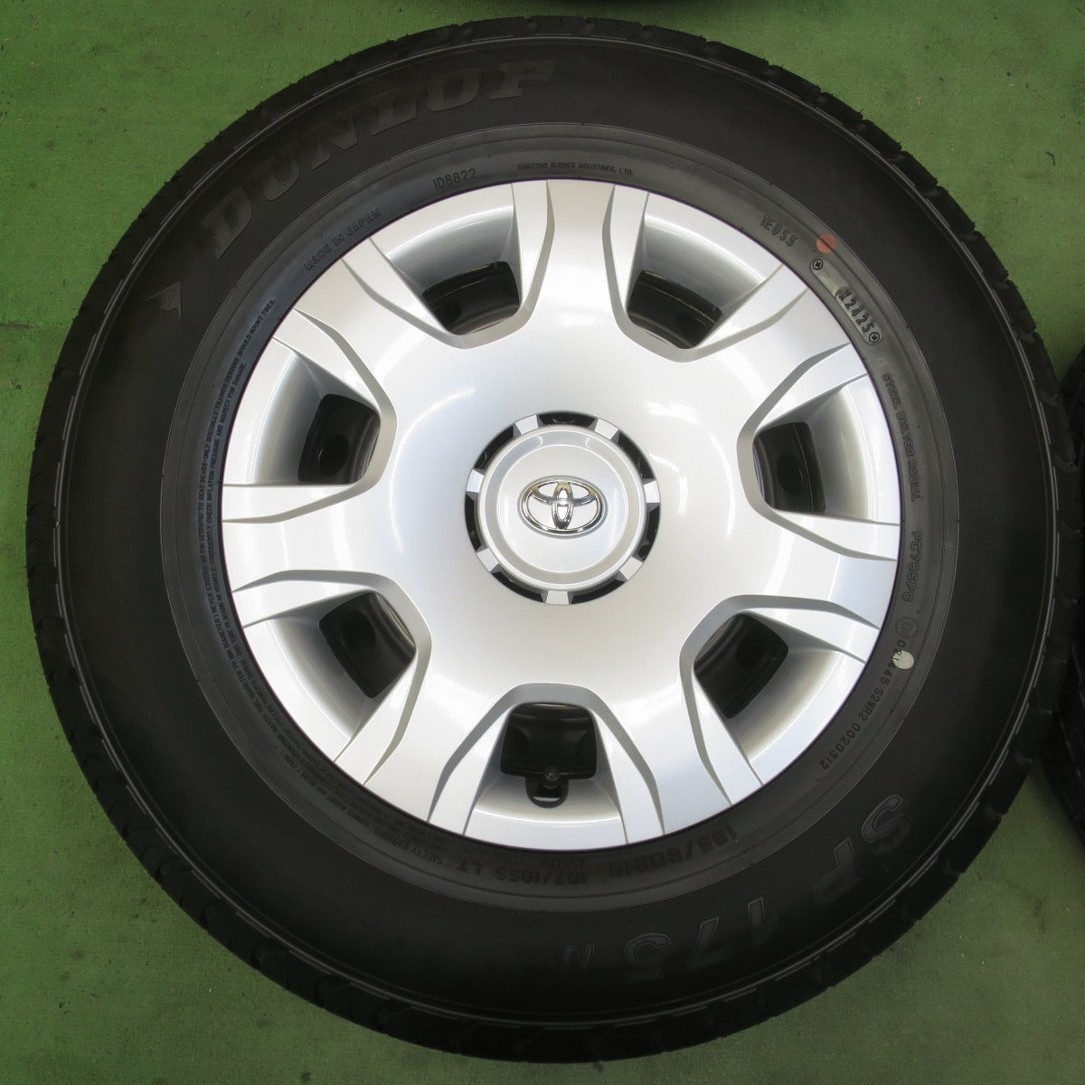 新車外し！25年◎トヨタ 200系 ハイエース 純正 スチール 195/80R15 107/105S ダンロップ SP175N 15インチ PCD139.7/6H◎6062606イノ