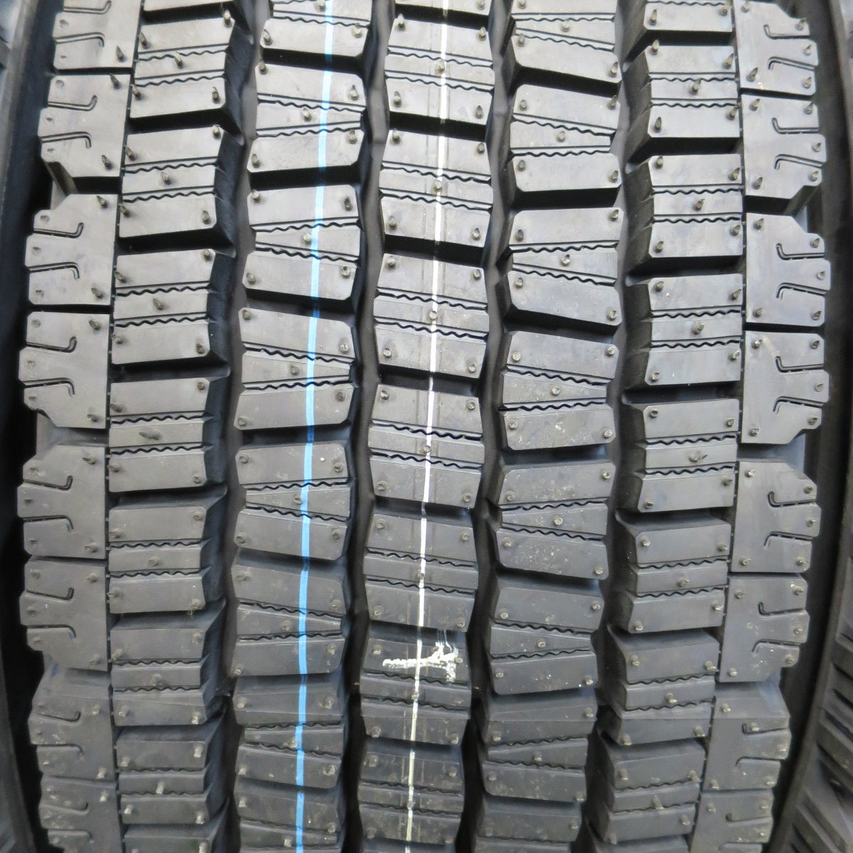 [送料無料] 未使用！24年★トラック タイヤ 245/70R19.5 136/134J スタッドレス ダンロップ デクテス SP081 DECTES 19.5インチ★5031005イスタ