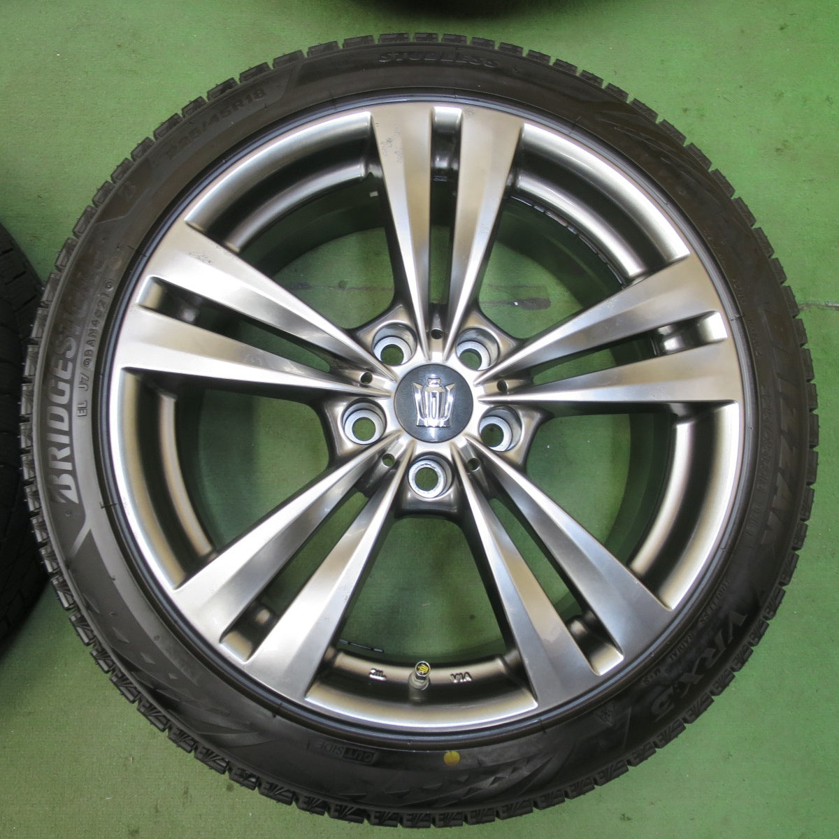 バリ溝！21年！9.5分以上★Lehrmeister L-F LOUNGE 225/45R18 スタッドレス ブリヂストン ブリザック VRX3 18インチ レアマイスター L-F ラウンジ PCD114.3/5H★5111501イス