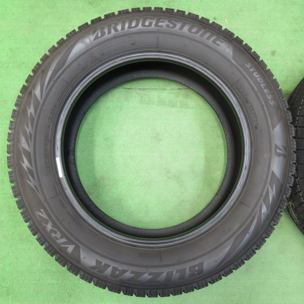 [送料無料] バリ溝！22年！9.5分★スタッドレス 205/60R16 ブリヂストン ブリザック VRX2 タイヤ 16インチ ノア ヴォクシー プリウスα 等★4102105イスタ