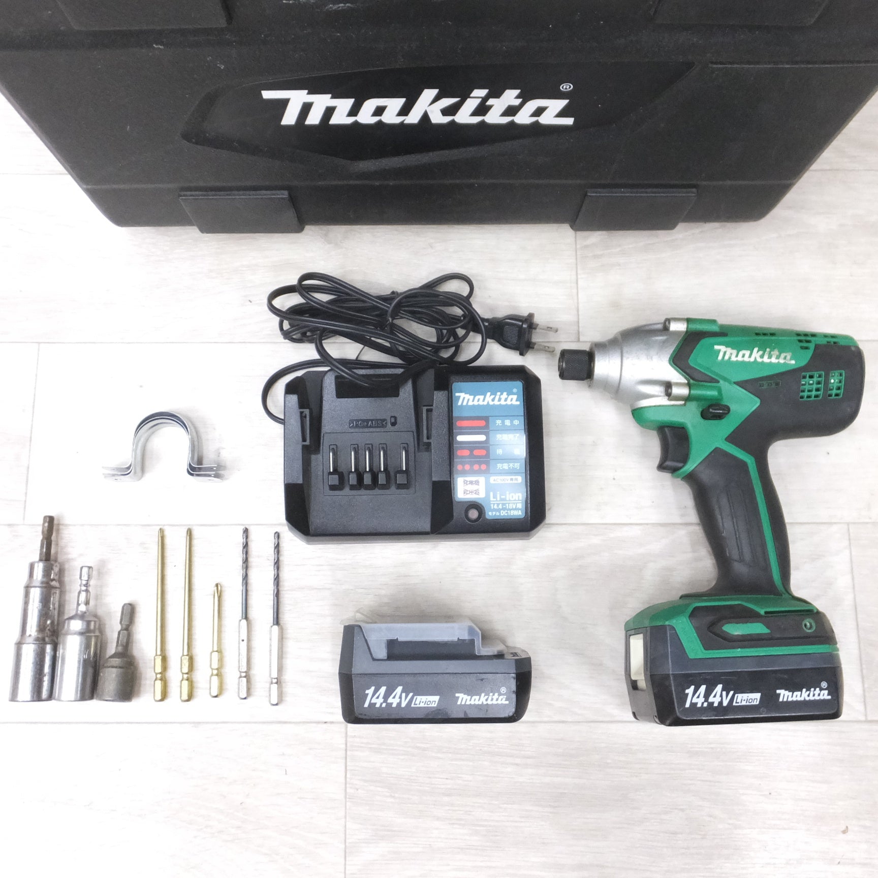 送料無料] バッテリー2個！付属品付き◇マキタ 充電式 インパクト 