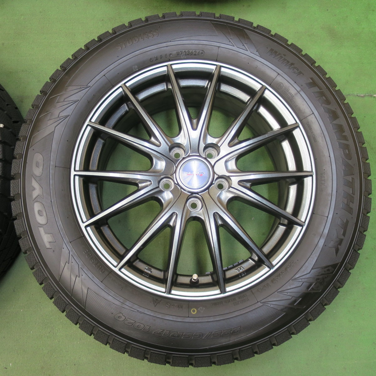 ほぼ未使用！24年！キレイ★スタッドレス 225/65R17 トーヨー ウインター トランパス TX VELVA SPORTZ ヴェルヴァ 17インチ PCD114.3/5H★5103014イス