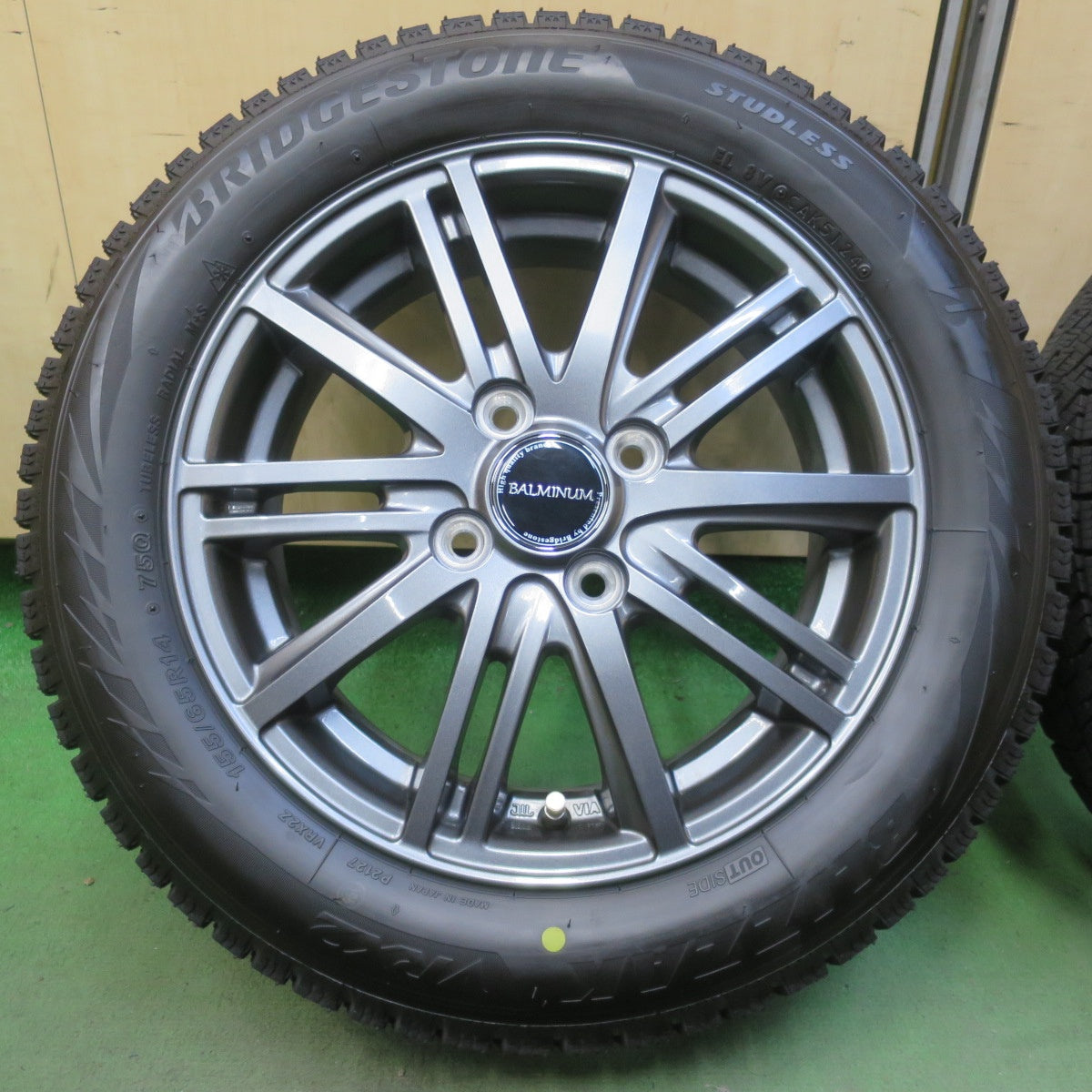 バリ溝！24年！キレイ！9分◎スタッドレス 155/65R14 ブリヂストン ブリザック VRX2 BALMINUM BR10 バルミナ 14インチ PCD100/4H◎6100706イス