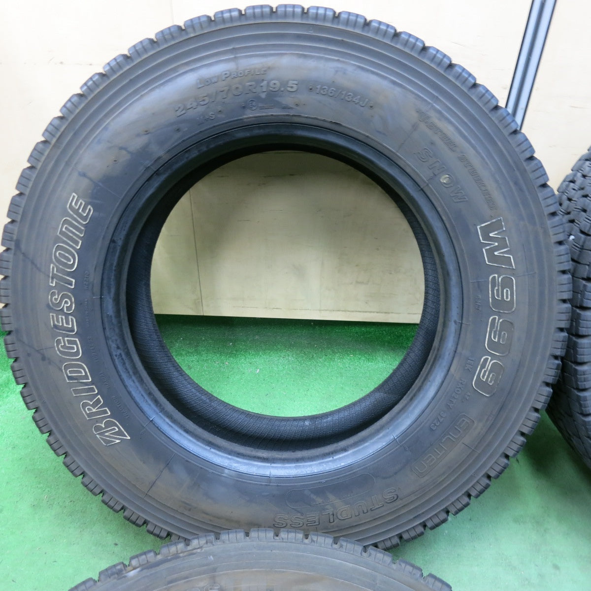 バリ溝！23年！9分★トラック タイヤ 245/70R19.5 136/134J スタッドレス ブリヂストン W999 19.5インチ★5053007SYスタ