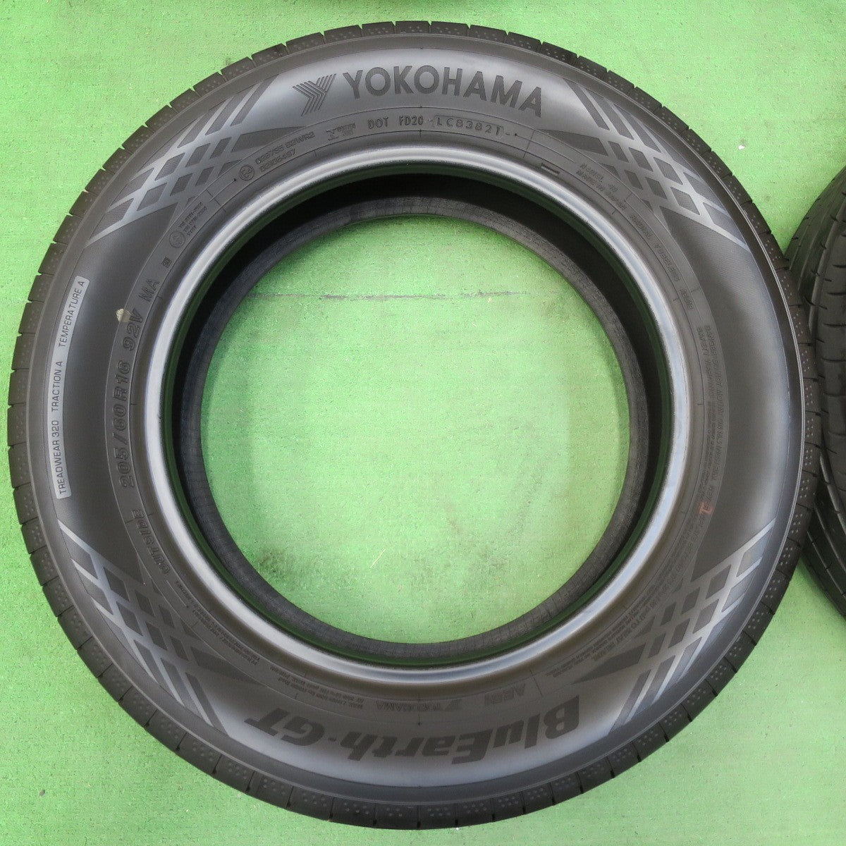 [送料無料] バリ溝！21年！9分★205/60R16 ヨコハマ BluEarth-GT AE51 タイヤ 16インチ ノア ヴォクシー レガシィ 等★4092412イノタ