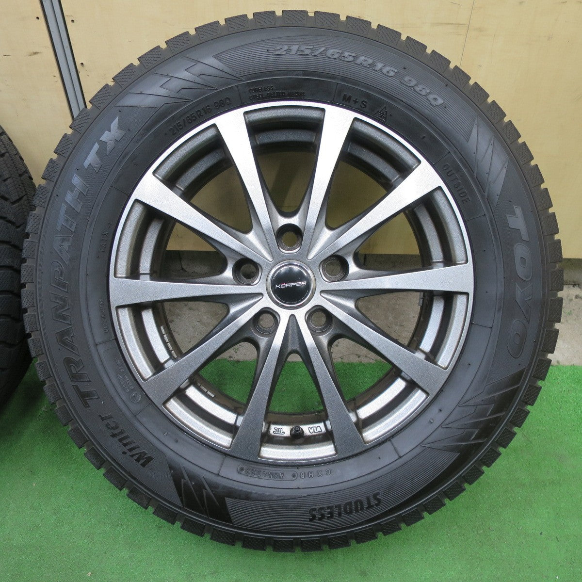 バリ溝！23年！キレイ！9.5分★スタッドレス 215/65R16 トーヨー ウインター トランパス TX KORPER ケルパー 16インチ PCD114.3/5H★5112207TTス