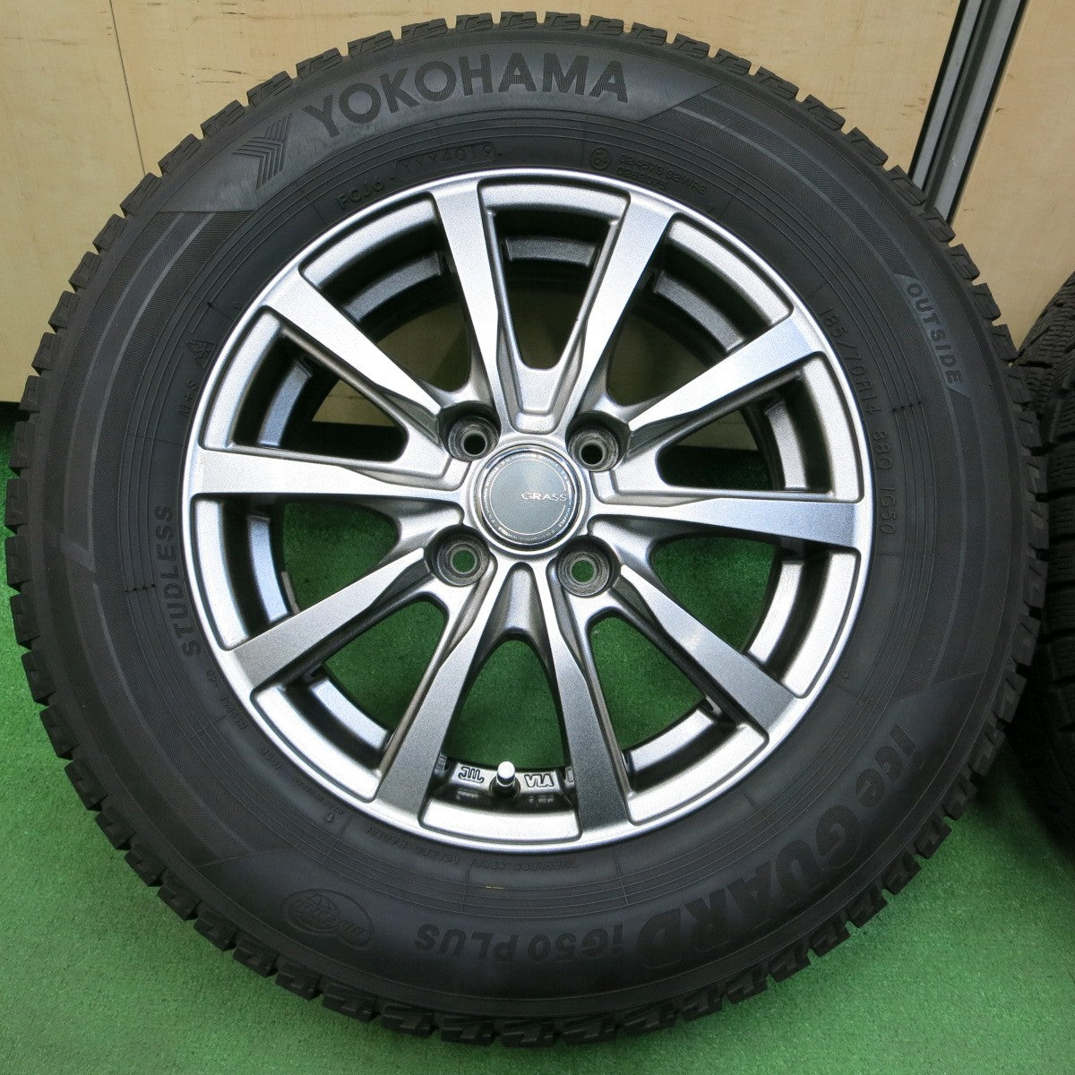 *送料無料* バリ溝！キレイ！9.5分以上★スタッドレス 185/70R14 ヨコハマ アイスガード iG50 プラス GRASS グラス 14インチ PCD100/4H★4052107イス