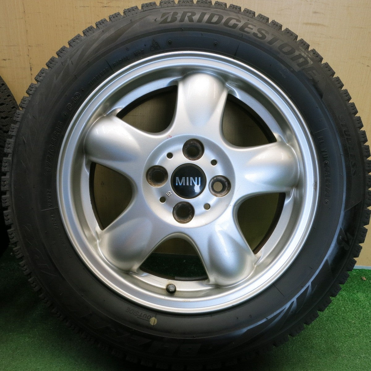 バリ溝！9.5分★MINI R55 R56 ミニ クーパー 純正 175/65R15 スタッドレス ブリヂストン ブリザック VRX2 15インチ PCD100/4H★6060404HAス