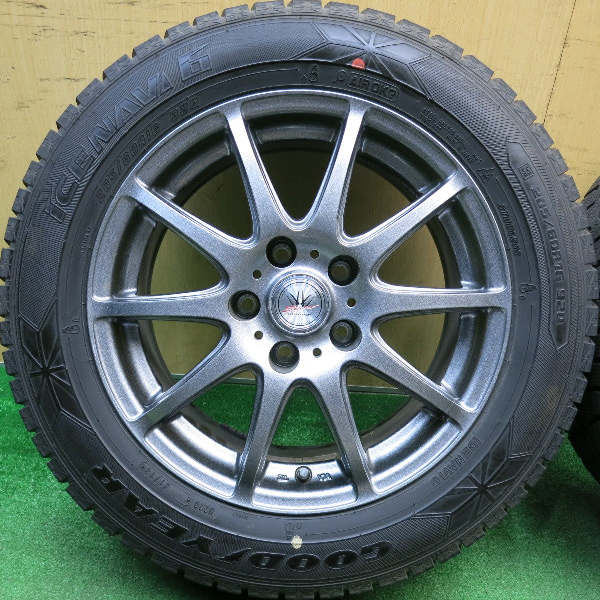 バリ溝！キレイ！9.5分以上★LOXARNY SPORT 205/60R16 スタッドレス グッドイヤー アイスナビ6 ロクサーニ スポーツ 16インチ PCD114.3/5H★6012504HAス