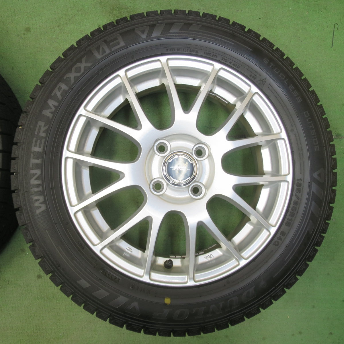 バリ溝！23年！キレイ！9.5分★スタッドレス 185/60R15 ダンロップ ウインターマックス03 TOPRUN トップラン 15インチ PCD100/4H★6020503イス