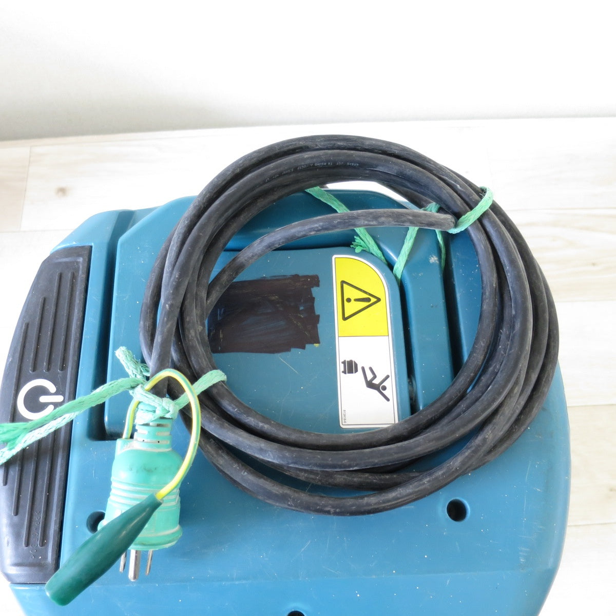[送料無料] ◇マキタ 乾湿 両用 業務用 集じん機 VC0820 集塵機 makita 100V 本体のみ◇
