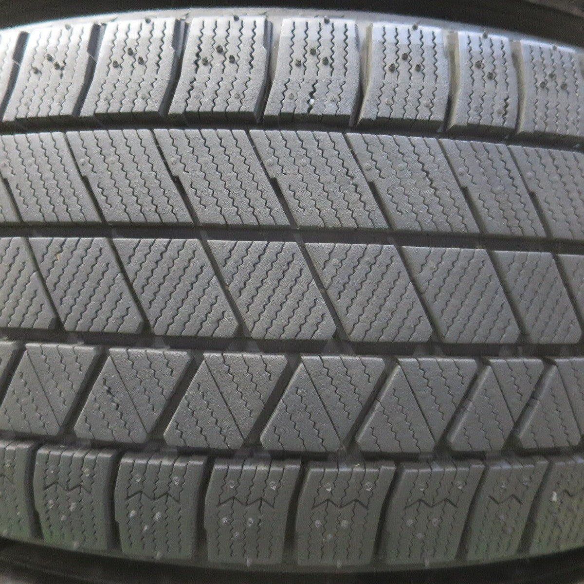 バリ溝！22年！キレイ！9.5分以上◎XV フォレスター 等 225/60R17 スタッドレス ブリヂストン ブリザック VRX3 TOPRUN トップラン 17インチ PCD100/5H◎6093010イス
