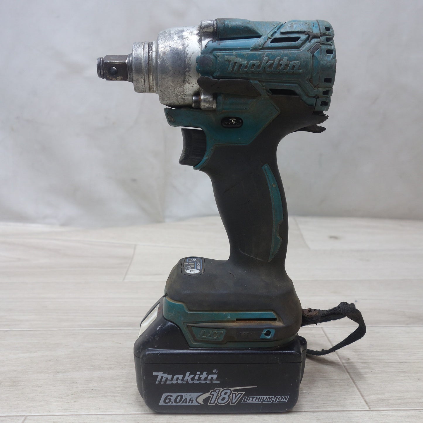 [送料無料] ◆マキタ 充電式 インパクトレンチ TW285D 18V バッテリー 充電器付き BL1860B DC18RF 電動 工具◆