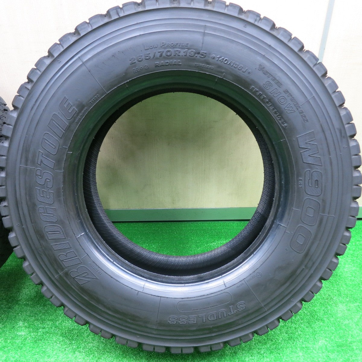 *送料無料* バリ溝！23年！9.5分★トラック タイヤ 265/70R19.5 140/138J スタッドレス ブリヂストン W900 19.5インチ★4072310HAスタ