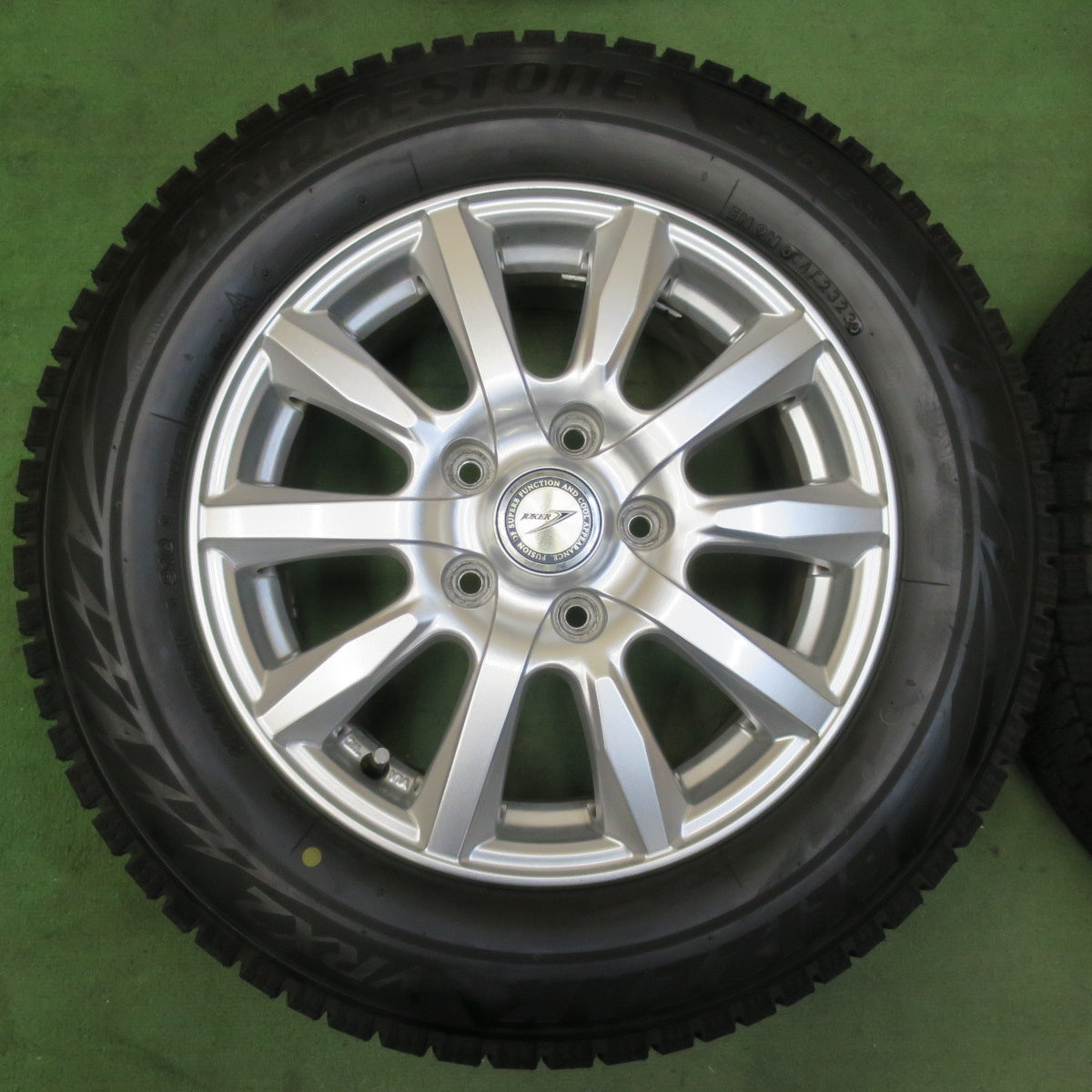 バリ溝！23年！キレイ！9.5分★スタッドレス 195/65R15 ブリヂストン ブリザック VRX2 JOKER ジョーカー 15インチ PCD114.3/5H★5102402イス