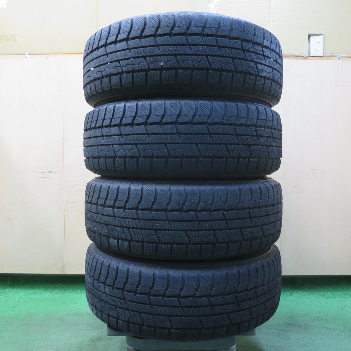 バリ溝！22年！キレイ！9.5分★スタッドレス 225/60R17 トーヨー ウインター トランパス TX ravrion LUMIERE ラブリオン 17インチ PCD114.3/5H★5042610イス