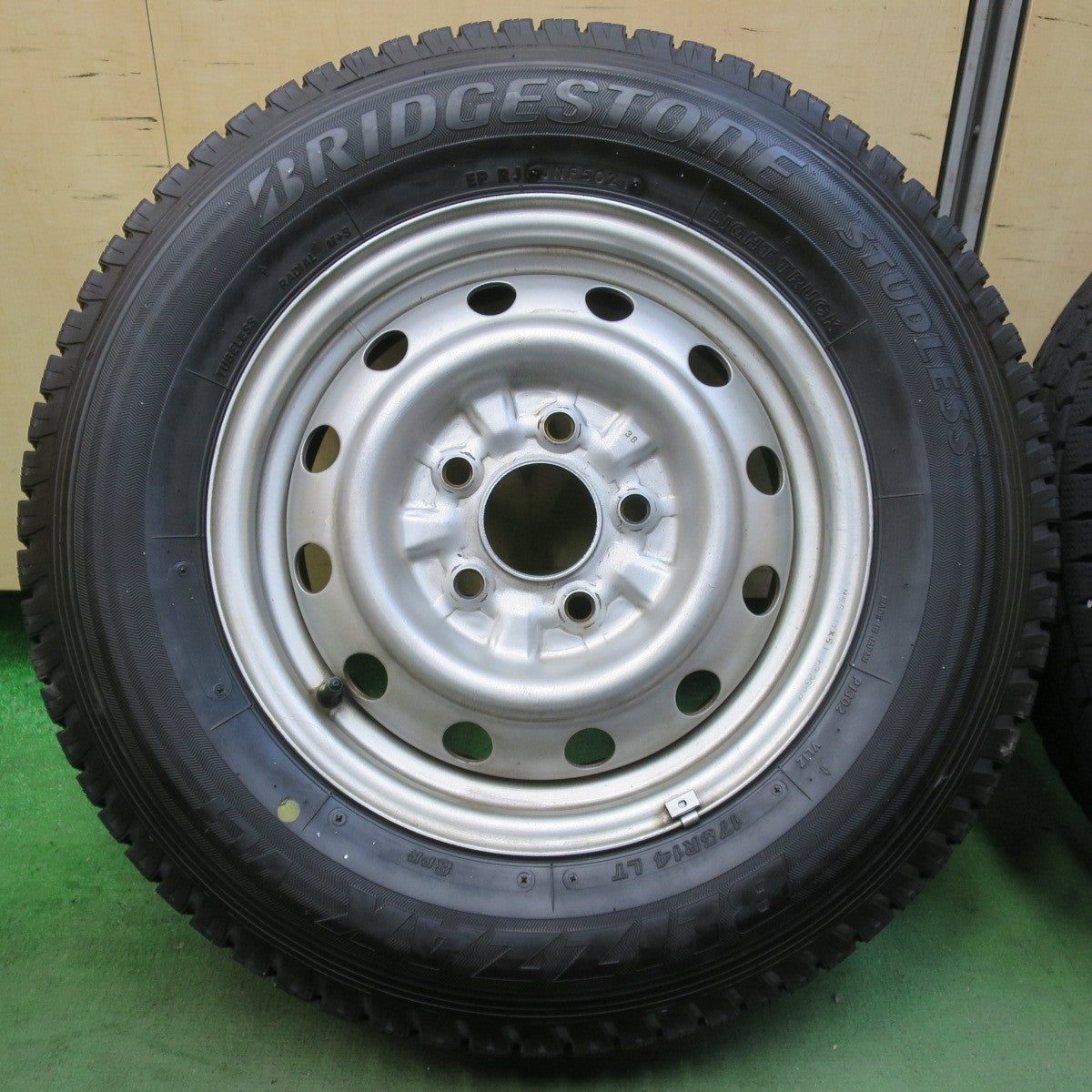 バリ溝！21年！9.5分★スタッドレス 175R14 8PR ブリヂストン ブリザック VL1 スチール ホイール 14インチ PCD114.3/5H★5112108イス