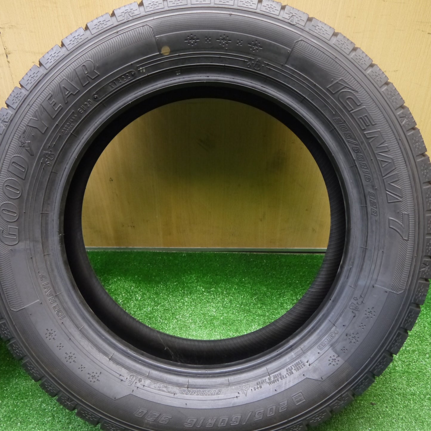 未使用！22年！2本★スタッドレス 205/60R16 グッドイヤー アイスナビ7 タイヤ 16インチ ノア ヴォクシー プリウスα ステップワゴン 等★5110706Hスタ