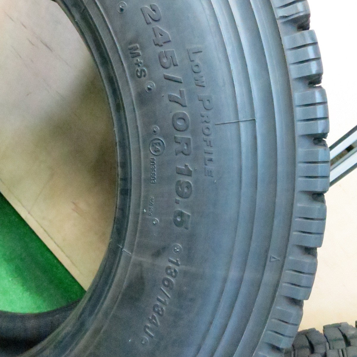 *送料無料* バリ溝！23年！9.5分以上★トラック タイヤ 245/70R19.5 136/134J スタッドレス ブリヂストン W999 19.5インチ★4050410ナス