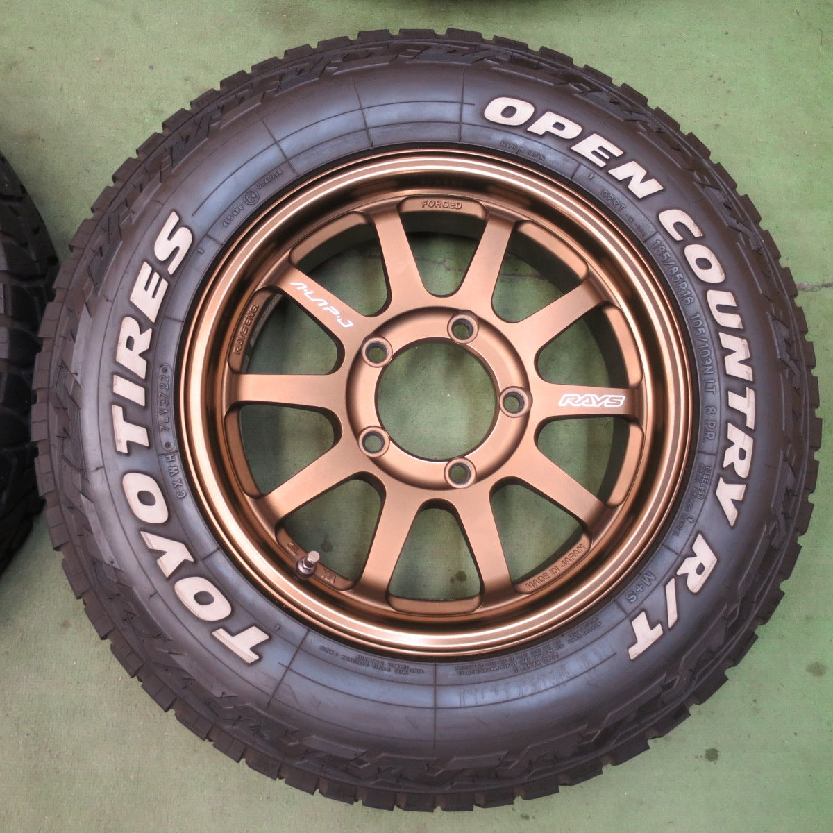 キレイ！22年★RAYS A・LAP-J 185/85R16 105/103N 8PR トーヨー オープンカントリー R/T ホワイトレター レイズ 16インチ PCD139.7/5H★6033017イノ