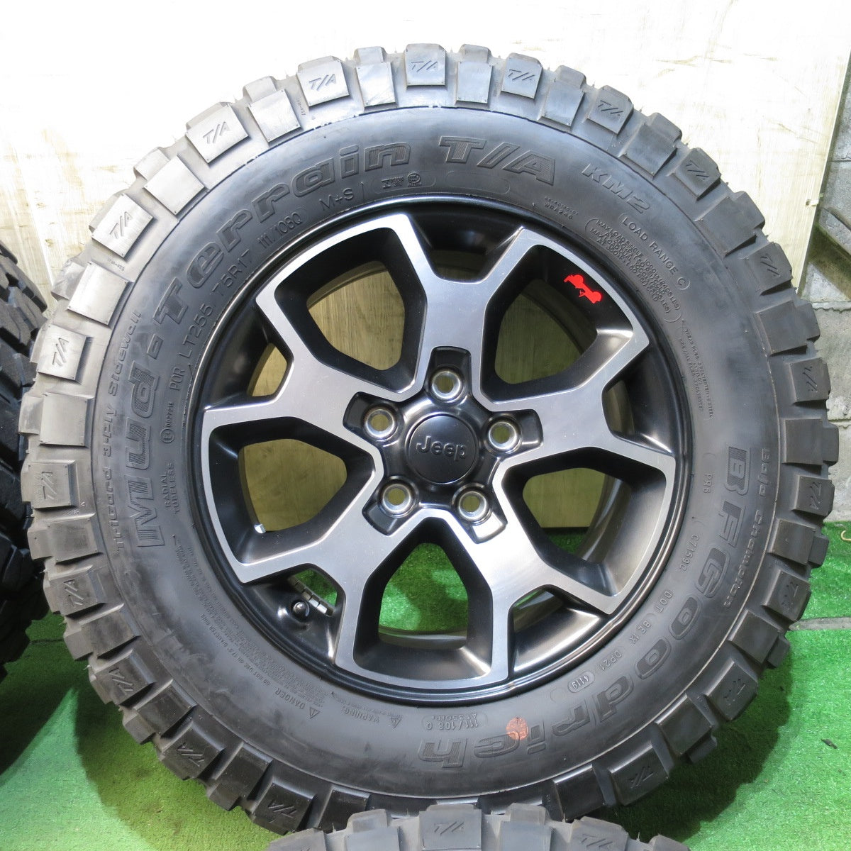 *送料無料* キレイ★ジープ ラングラーアンリミテッド ルビコン 純正 255/75R17 BFグッドリッチ Mud-Terrain T/A KM2 PCD127/5H★4031902クノ